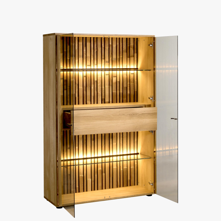 Nižší vitrina z prosklenými dveřmi do obýváku ze dřeva dub