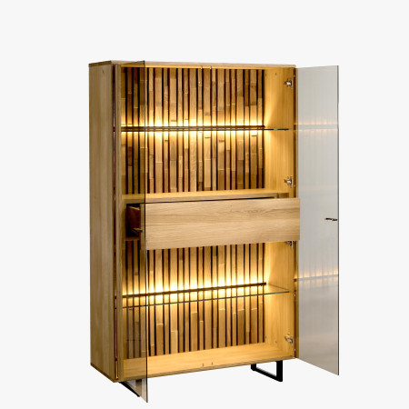 Nižší vitrina z prosklenými dveřmi do obýváku ze dřeva dub + nohy