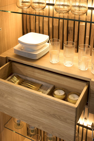 Dlouhá tv komoda dřevo dub, na černých kovových nohách