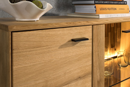 Dubový panel na zeď s policemi