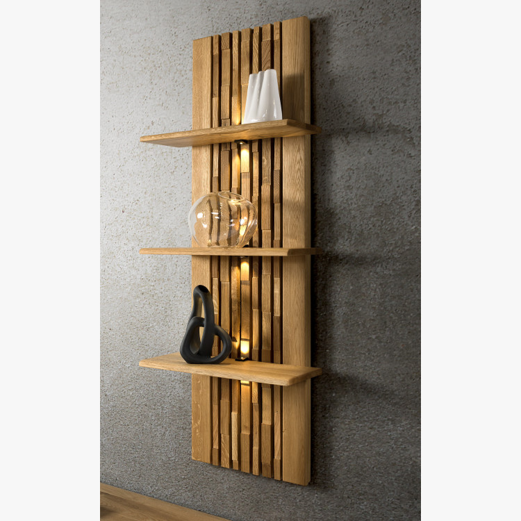 Dubový panel na zeď s policemi