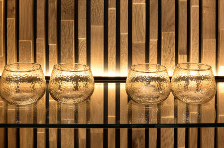 Dlouhá komoda se sklem a dvířky na kovových nohách