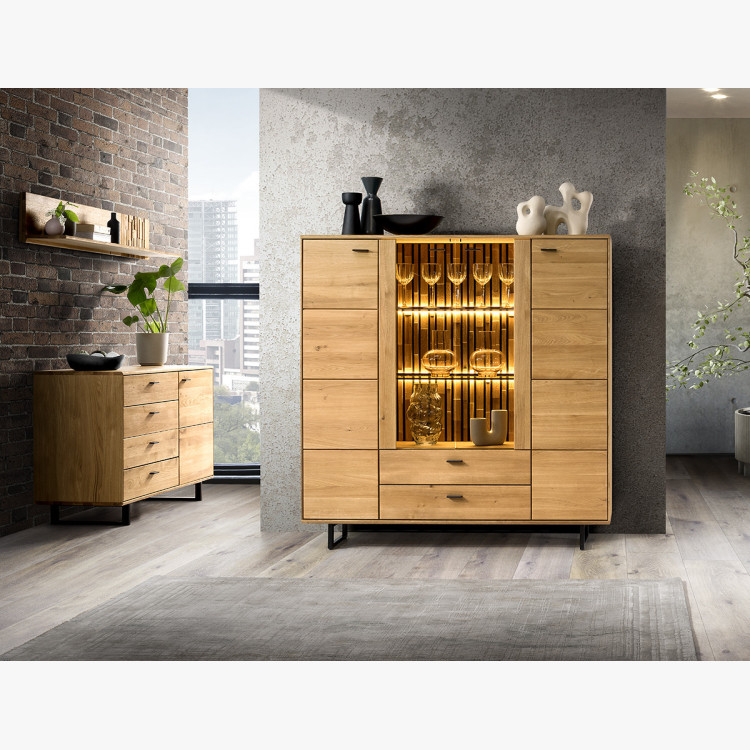 Dlouhá komoda se sklem a dvířky na kovových nohách