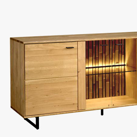 Dlouhá komoda se sklem a dvířky na kovových nohách