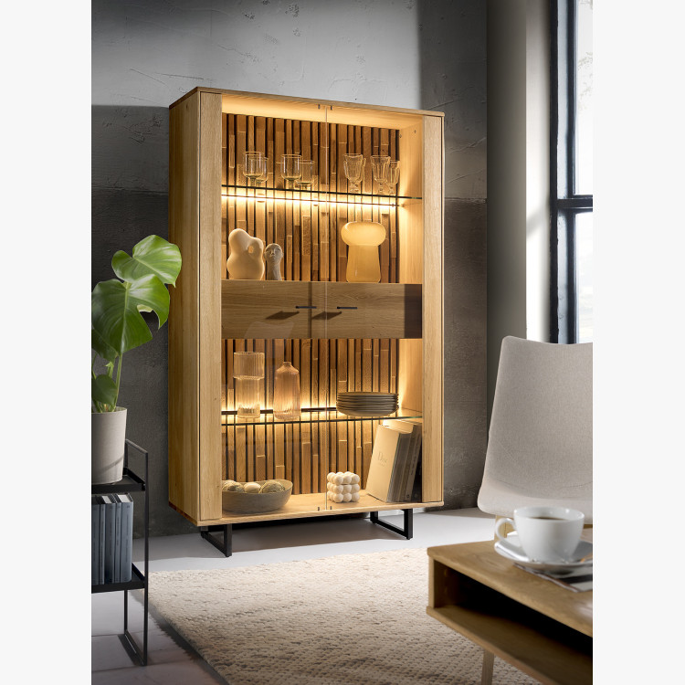 Vysoká komoda dřevěná se sklem