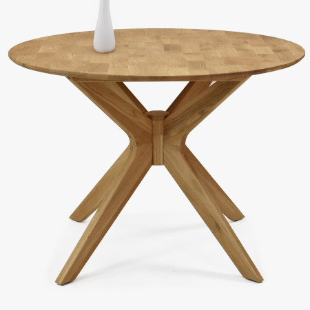 Kulatý dřevěný stůl s překříženýma nohama