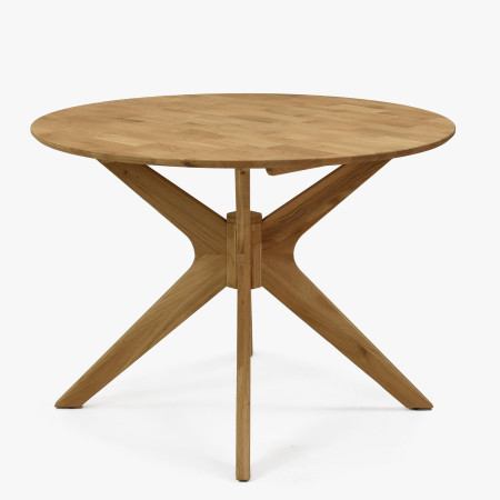 Kulatý dřevěný stůl s překříženýma nohama