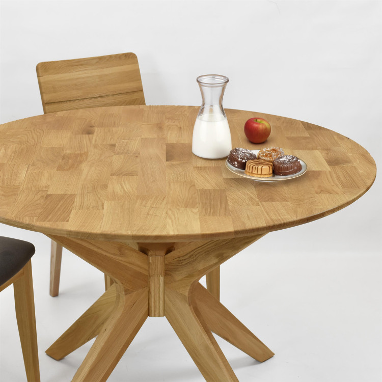 Kulatý dřevěný stůl s překříženýma nohama