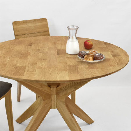 Kulatý dřevěný stůl s překříženýma nohama