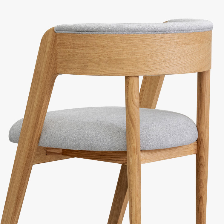 Luxusní dubové křeslo v šedě látce