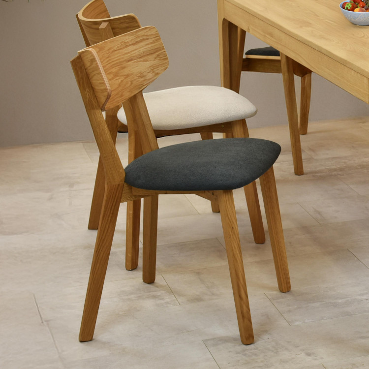 Dubová židle s světlým čalouněním