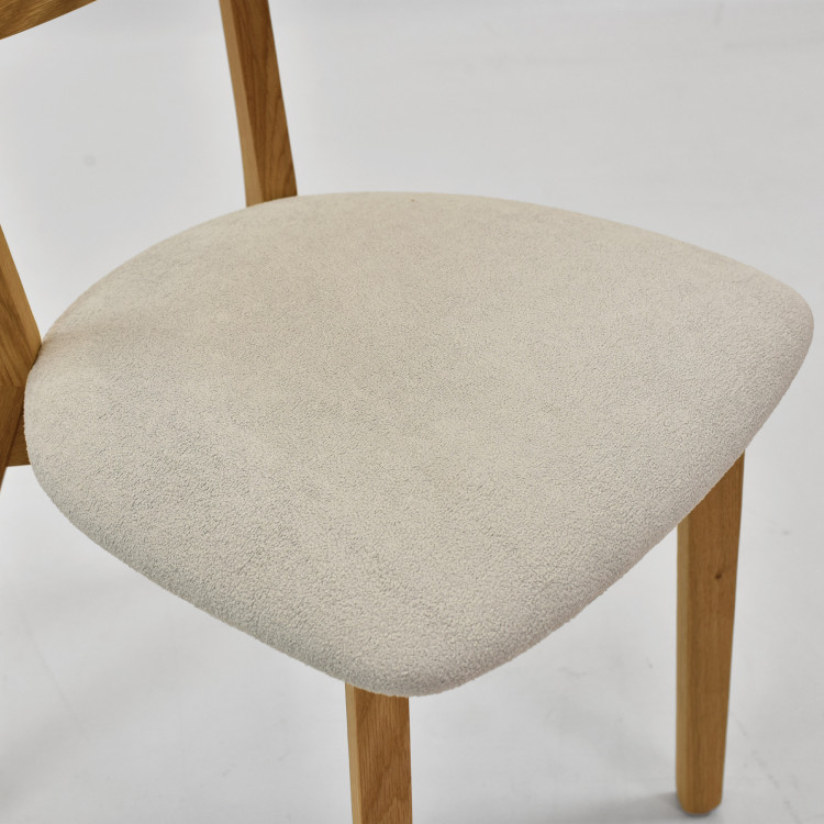 Dubová židle s světlým čalouněním