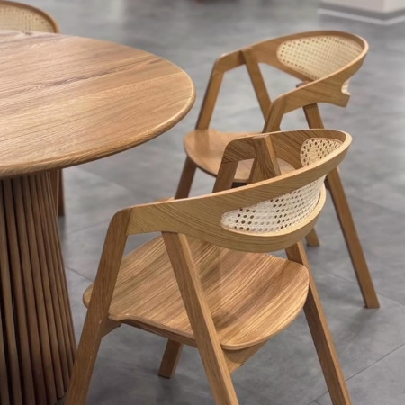 Stohovatelná židle z dubu z ratanem