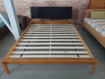 Manželská postel 160 × 200 cm