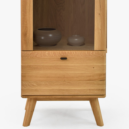 Jednodveřová masivní vitrina na nohou