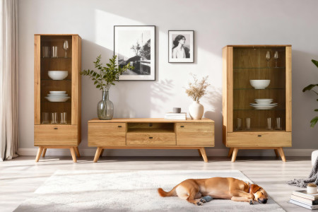 Jednodveřová masivní vitrina na nohou