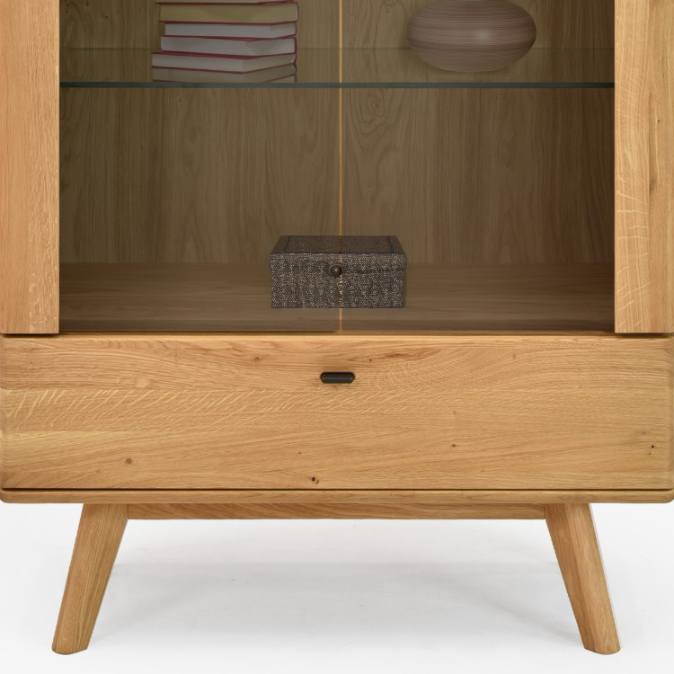 Dvoudveřová masivní vitrína na nohou