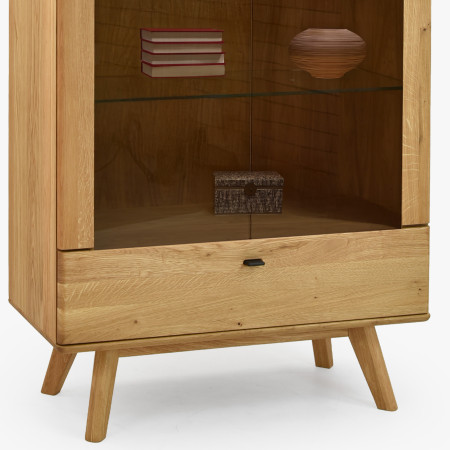 Dvoudveřová masivní vitrína na nohou