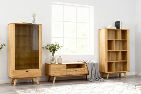 Dubový regál na nohou