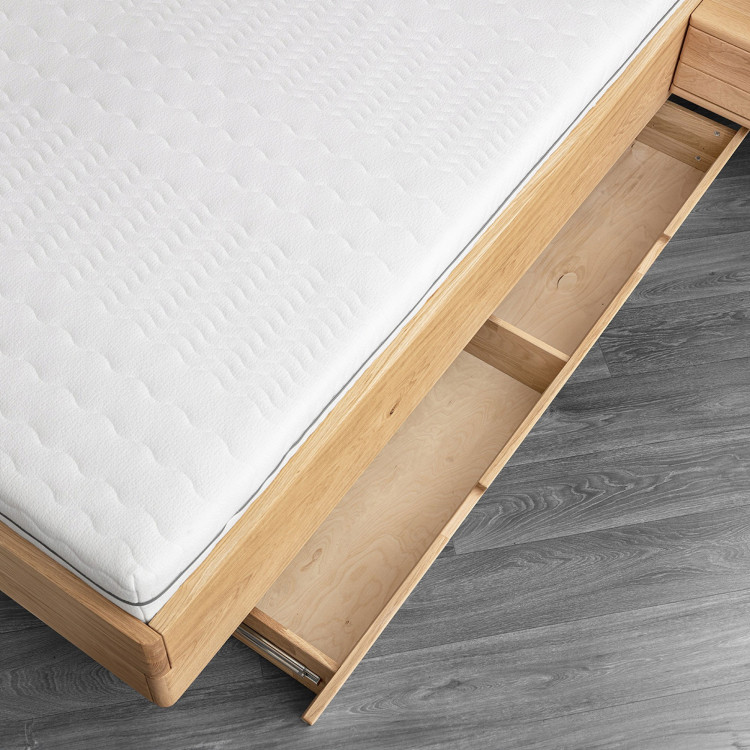 Dubová postel s nočními stolky a úložným prostorem