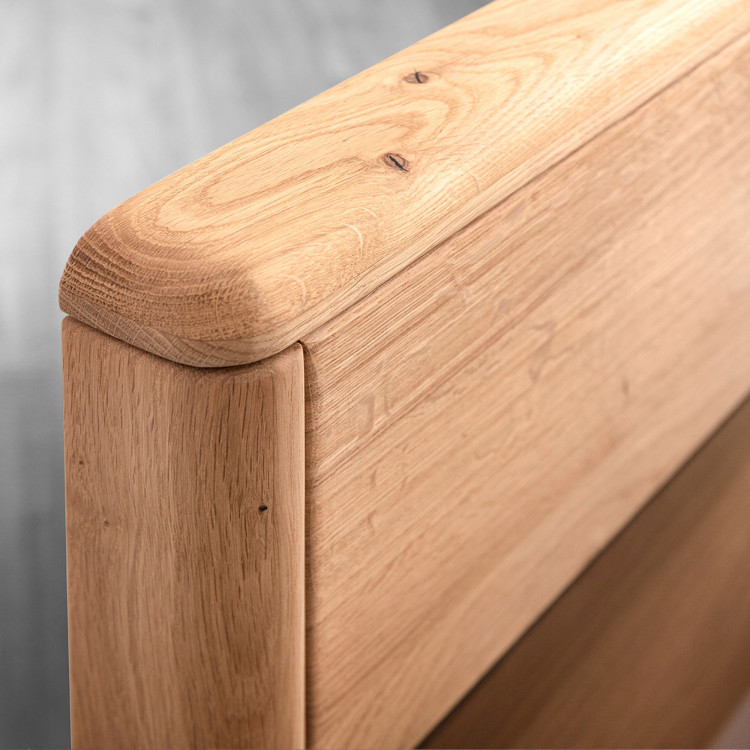 Dubová postel s nočními stolky a úložným prostorem