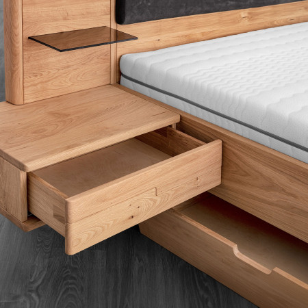 Dubová postel s nočními stolky a úložným prostorem