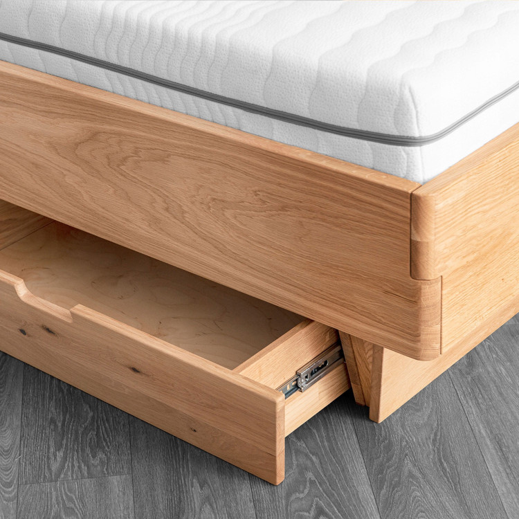 Dubová postel s nočními stolky a úložným prostorem