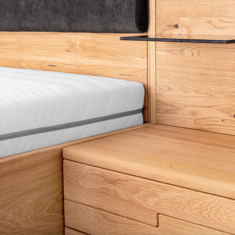 Dubová postel s nočními stolky a úložným prostorem