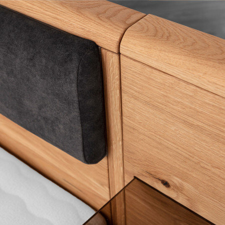 Dubová postel s nočními stolky a úložným prostorem