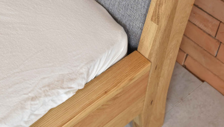 Postel z masivu - látkové čelo šedé Marina 160 x 200 cm