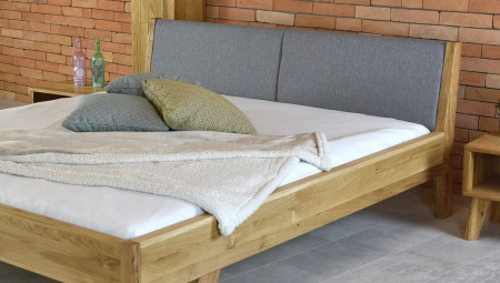 Postel z masivu - látkové čelo šedé Marina 180 x 200 cm