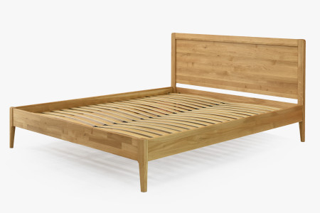 Manželská postel na nohou z dubu model Praha