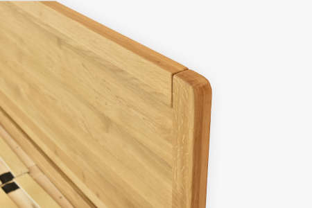 Manželská postel na nohou z dubu model Praha