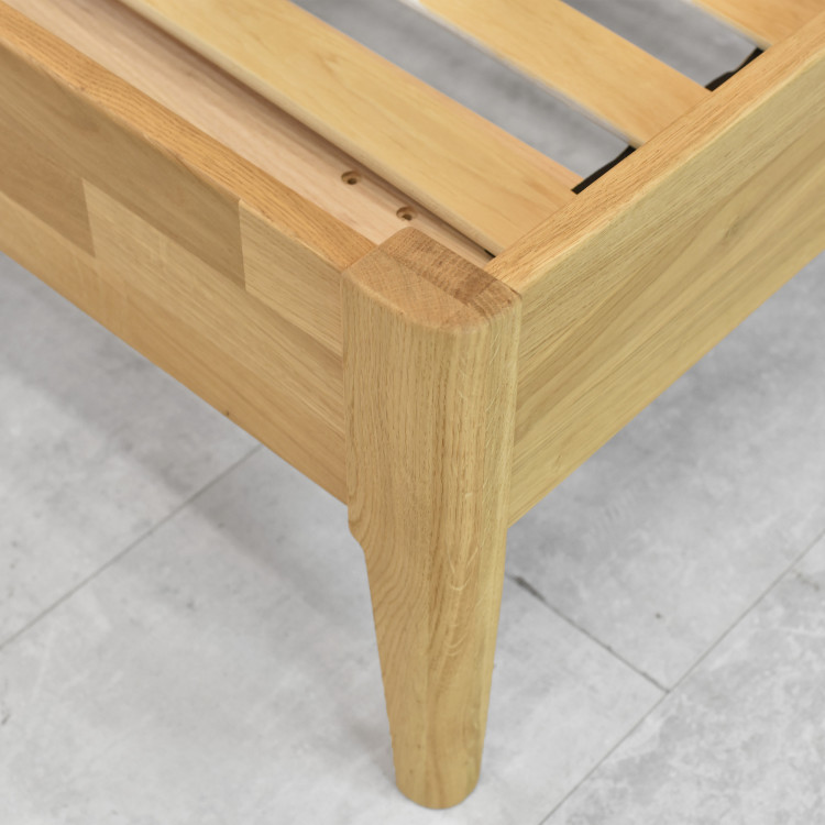 Manželská postel na nohou z dubu model Praha