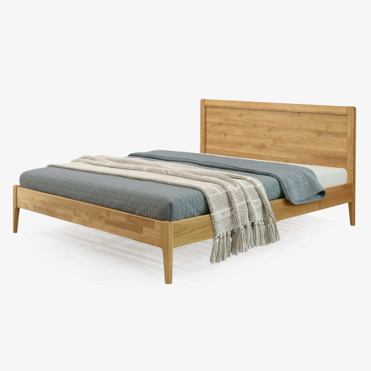 Manželská postel na nohou z dubu model Praha