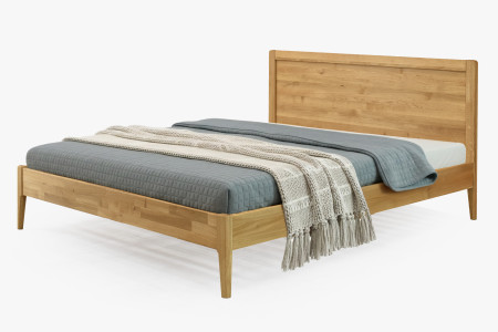 Manželská postel na nohou z dubu model Praha