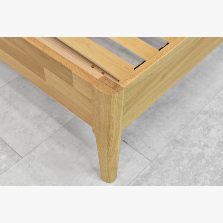 Manželská postel na nohou z dubu model Praha