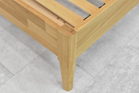 Manželská postel na nohou z dubu model Praha