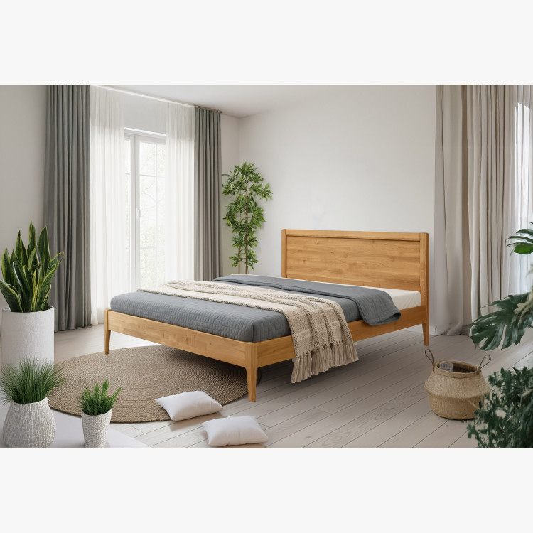 Manželská postel na nohou z dubu model Praha