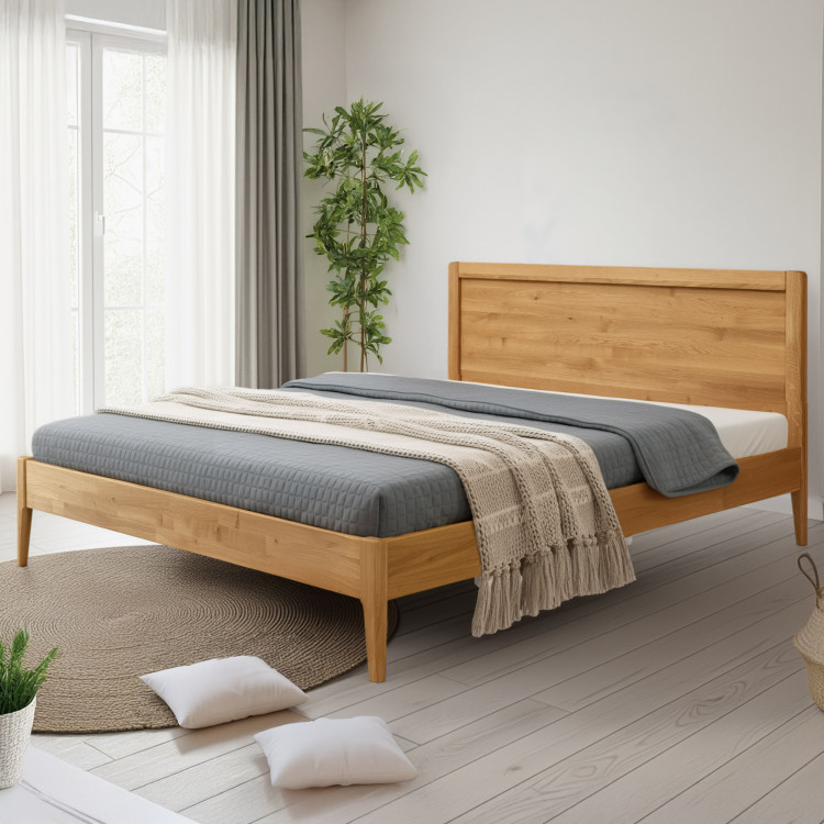 Manželská postel na nohou z dubu model Praha