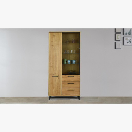 Vitrine mit schwarzen Metallbeinen, Lagos 10