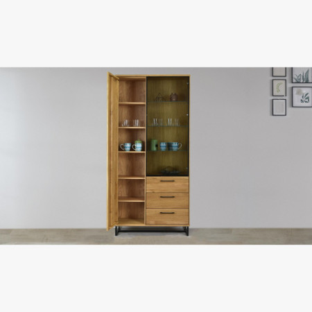 Vitrine mit schwarzen Metallbeinen, Lagos 10