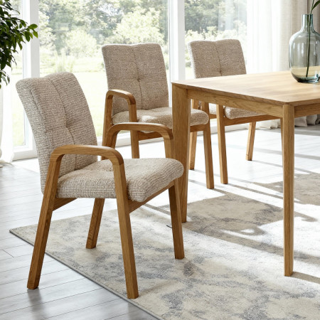 Eichenstuhl mit Armlehnen, gepolstert beige