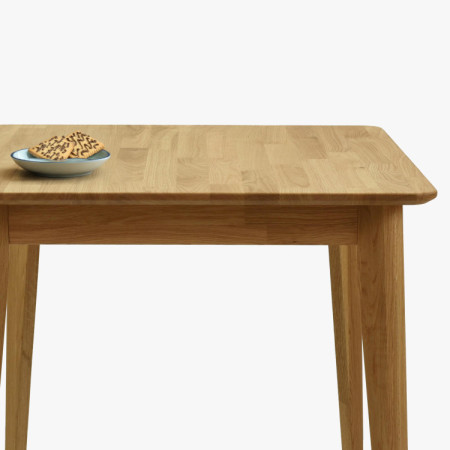 Člärförmiger Holztisch 75 x 75 cm