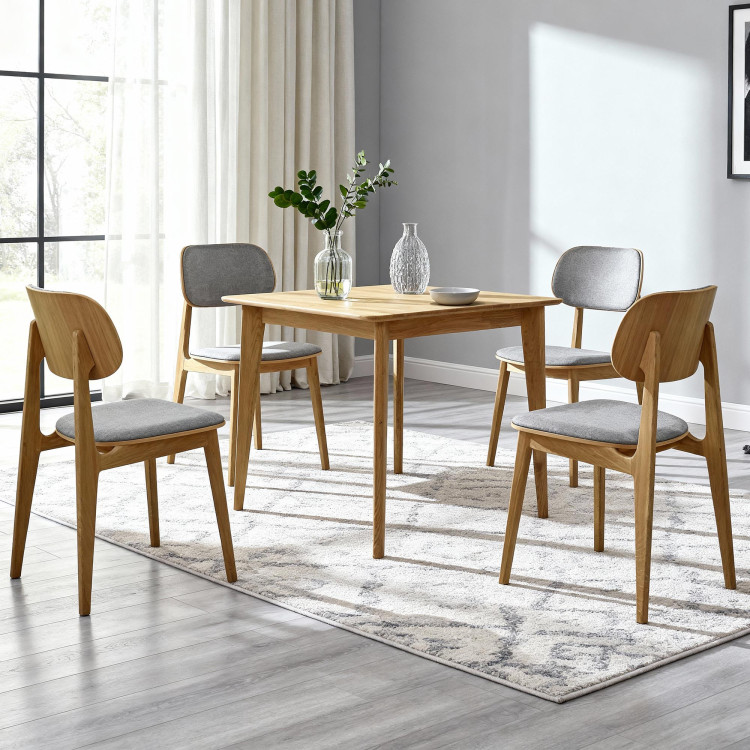 Člärförmiger Holztisch 75 x 75 cm