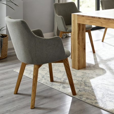 Moderne Sessel mit Armlehne einschließlich Tisch