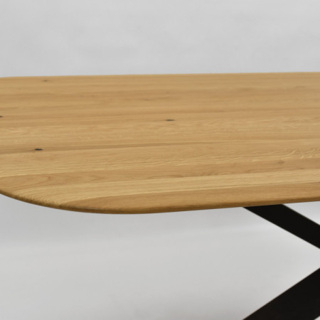 Dubový Tisch mit einem X-förmigen Metallbein 180 x 90 cm