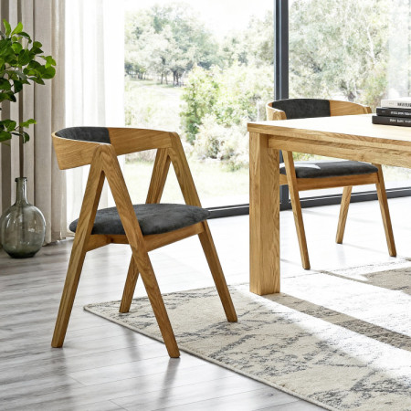 Eichene Essgruppe Tisch und 4 gepolsterte Sessel Maja Graphitgrau