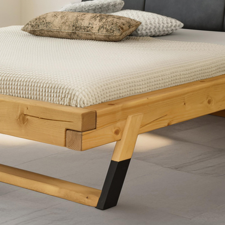 Dřevěná postel masiv 160 x 200 cm Josef – robust und modern