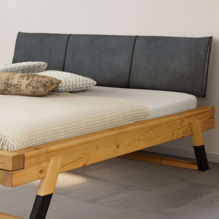 Dřevěná postel masiv 160 x 200 cm Josef – robust und modern